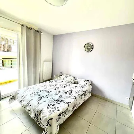 Charming Flat With Sunny Balcony Port De Daire