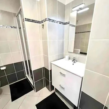 Charming Flat With Sunny Balcony Port De Nice